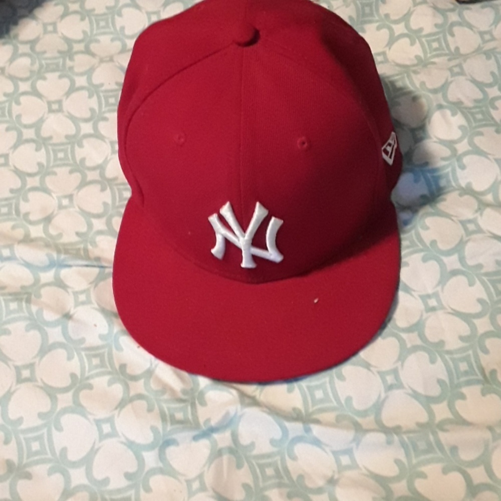Red and white New York Yankes hat
